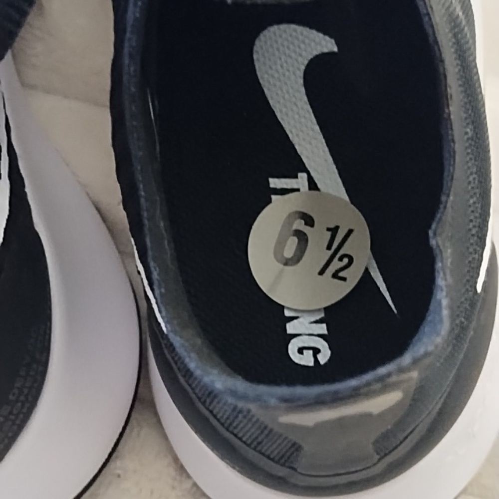 Nike Women's Black and White Athletic Running Shoes - Picture 4 of 5
